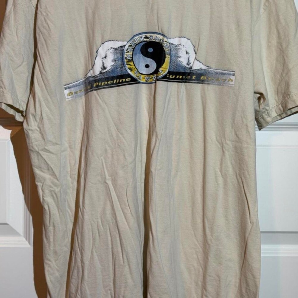 Vintage 90s Hawaii surf tee with yin yang graphic and 'PIPELINE' and 'SUNSET BEA